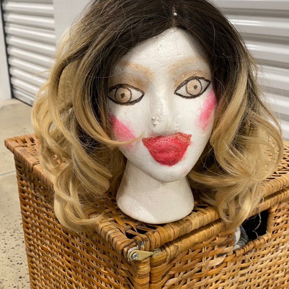 Adorable flirty wig in a frosted honey color